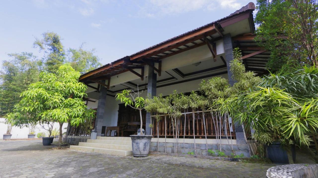 Alista Hotel Bondowoso Bagian luar foto