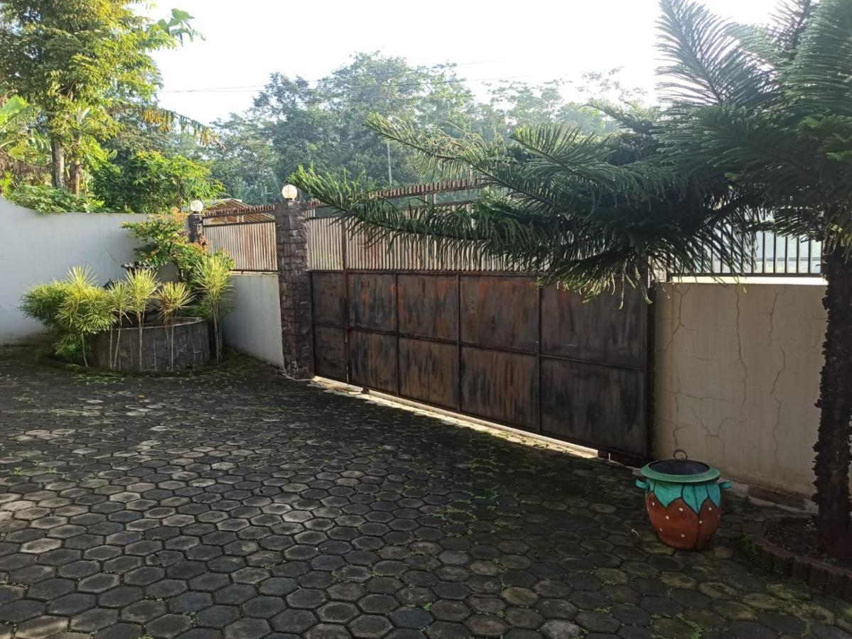 Alista Hotel Bondowoso Bagian luar foto